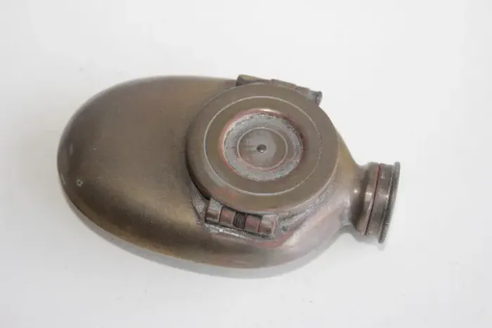 Antigo cinzeiro de bolso em bronze