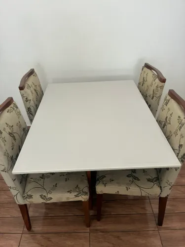 Conjunto de mesa 4 cadeiras
