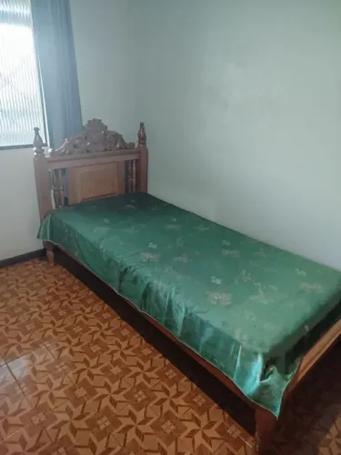 Cama de solteiro de madeira maciça cerejeira