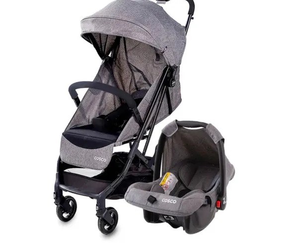 Carrinho de bebê com bebê conforto Cosco