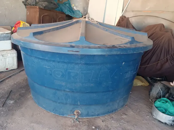 Vende se caixa de água em ótimo estado 
