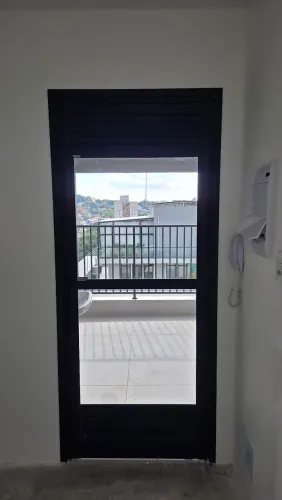 Porta com esquadria de aluminio