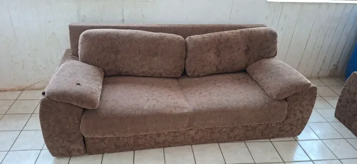 Sofá 2 e 3 lugares. Fone *. Zap! Se tiver interesse acionar o zap por
