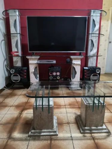 CONJUNTO DE MÓVEIS PARA SALA: ESTANTE, MESA DE CENTRO E BAR