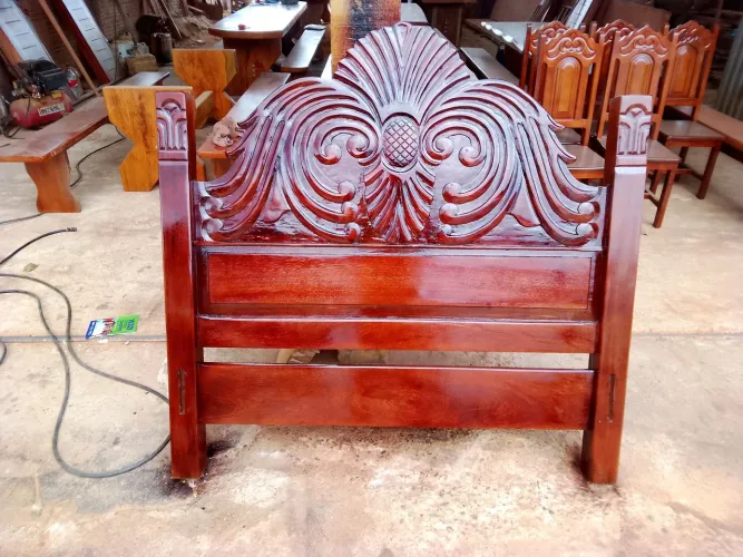 Cama de casal entalhada
