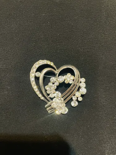 Broche cor prata com pedrarias comprado em NY