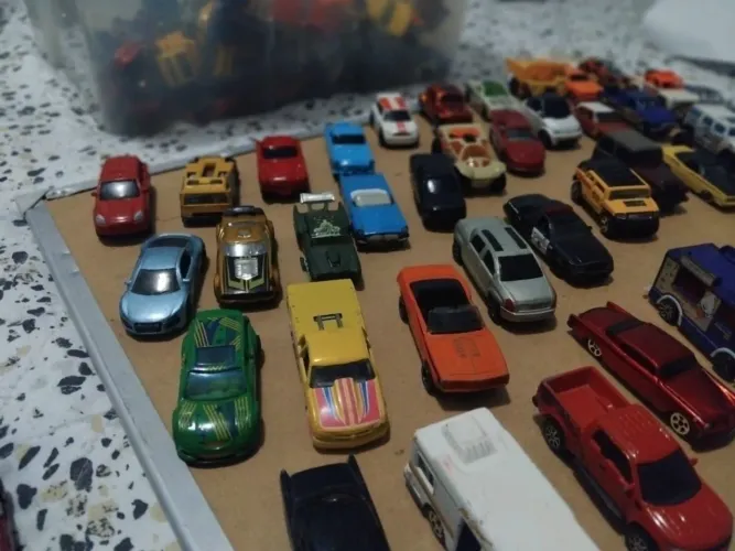 200 Carrinhos (Hot Wheels, Matchbox e Maisto) - Preço Imbatível