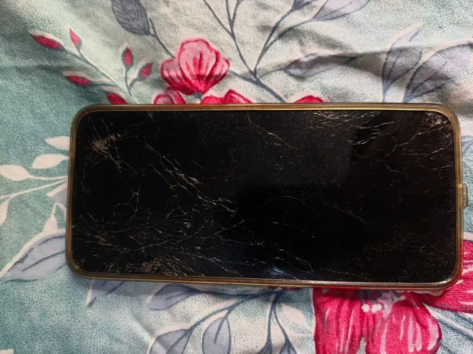 Celular redmi 13 trincado e com problema no display, bom para retirar peças