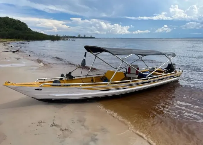 Lancha / Bote com comando a distância e capota retrátil 