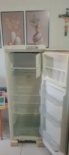 Vendo geladeira funcionando perfeitamente oltima condições.. contato.. watzap.839. *