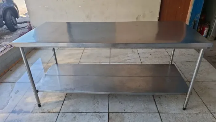 Bancada de aço inox. 2m. de comprimento por 80cm de largura. 