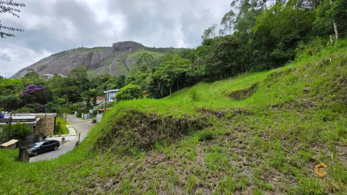 Terreno com 854m² em condomínio no Cônego - aclive com platô e vista - à venda por R$300.0