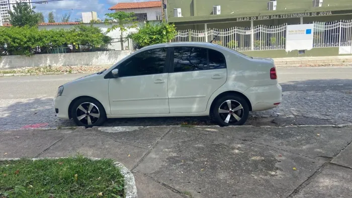 Volkswagen Polo Sedan 1.6 MI Total Flex 8V 4P 2013
