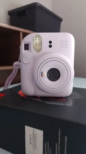 Instax mini 12 na cor lilás 
