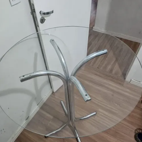Mesa Bistrô Redonda com Tampo de Vidro com base Cromada
