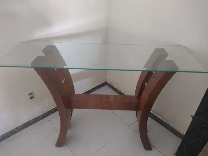 Mesa com tampo de vidro