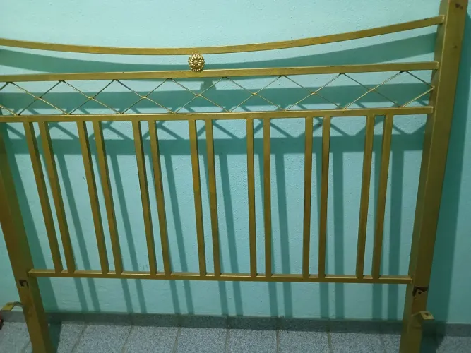 Quatro. Cadeiras de ferro