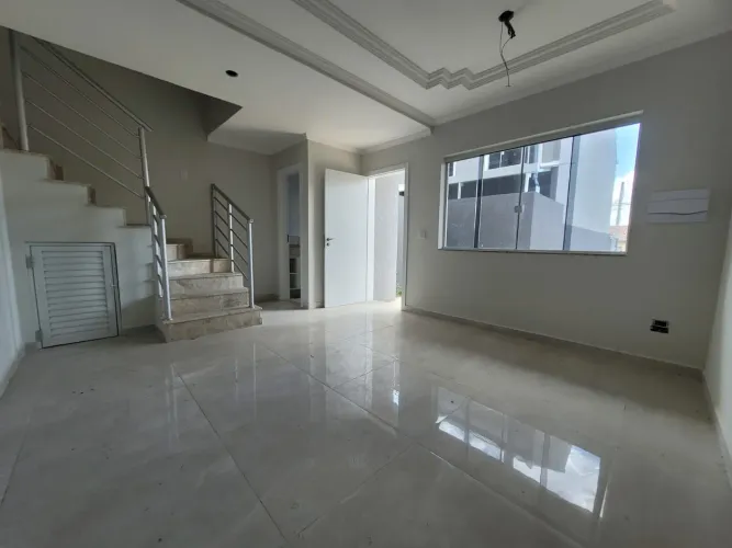 SOBRADO com 3 dormitórios à venda com 117.82m² por R$ 680.000,00 no bairro Fazendinha - CU