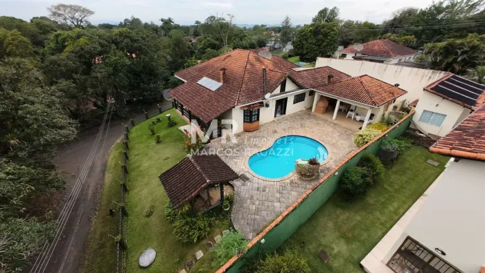 Casa ampla à Venda, com 5 quartos sendo 2 suítes, piscina, área gourmet, no Jardim Martine