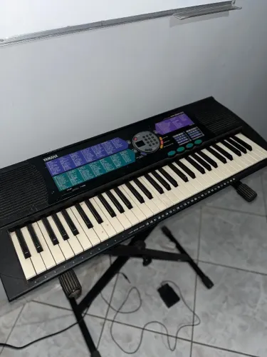 TECLADO YAMARA COMPLETO: VEM COM O PEDAL + SUPORTE,