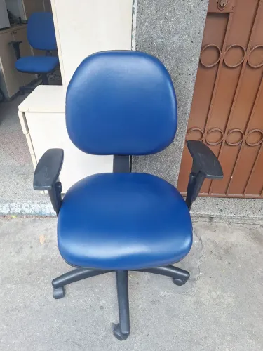 Cadeiras para escritório com regulagem em bom estado.