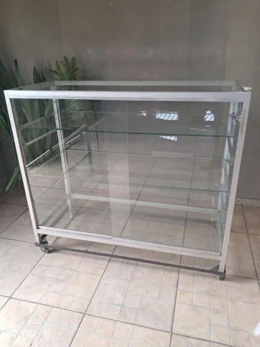 Vende - se Essa vitrine expositor vidro com esquadrinha em alumínio. Prática e moderna