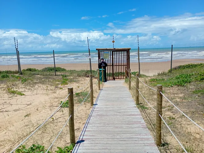 Casa com 3 quartos sendo 1 suite no Cond. Sol e Praia