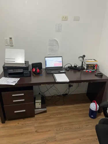 Mesa de escritório em madeira maciça