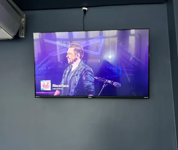 Vende-se televisão 43 polegadas já com suporte.