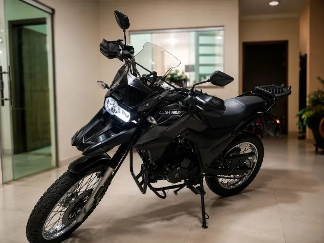 Shineray SHI 175, ano 2024, cor preta, com aproximadamente 26.000 km.