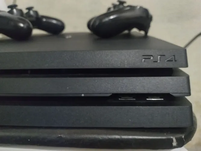 VENDO PS4 DESTRAVADO + 02 CONTROLES ORIGINAIS, C/ HD DE 1TB  LOTADO DE JOGOS... 