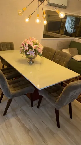 Conjunto mesa de jantar e cadeiras
