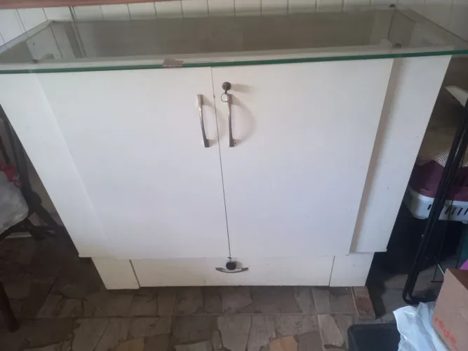 Balcão com divisória de vidro e gaveta 