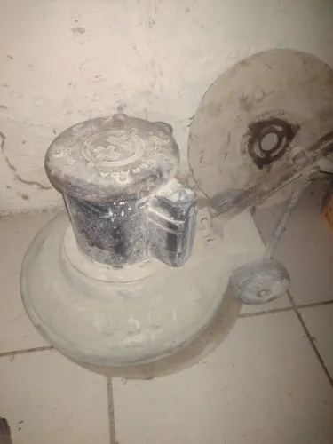Vendo enceradeira 220 volts diâmetro 350