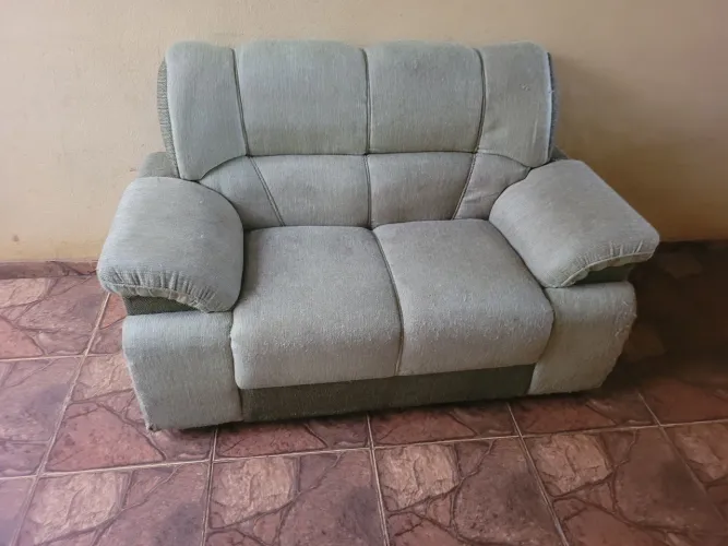 Lindo sofá de 2 lugares