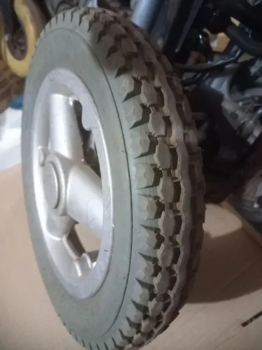 Par de rodas pneus antifuro para cadeira de rodas motorizada.