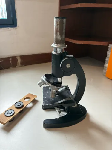 Microscópio óptico antigo feito no Japão