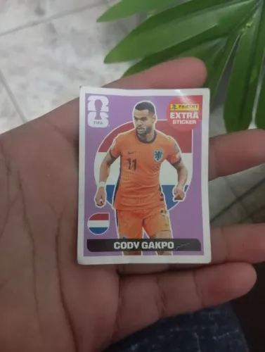 uma figurinha da copa original troco por uma caixa de som de grave invertido de 15 sesese