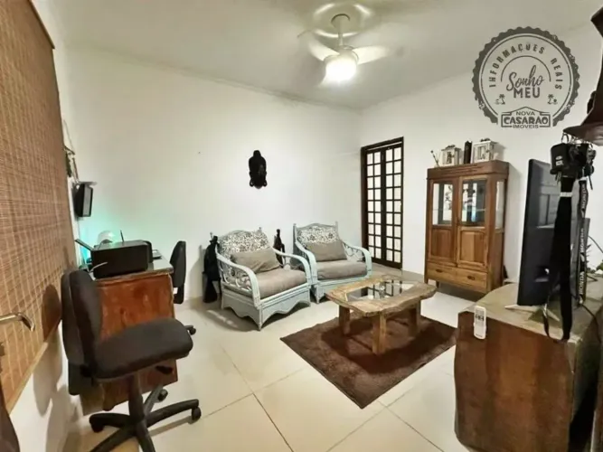 Casa Térrea à Venda na Vila Guilhermina | 3 Dormitórios, Churrasqueira e 500 Metros do Mar
