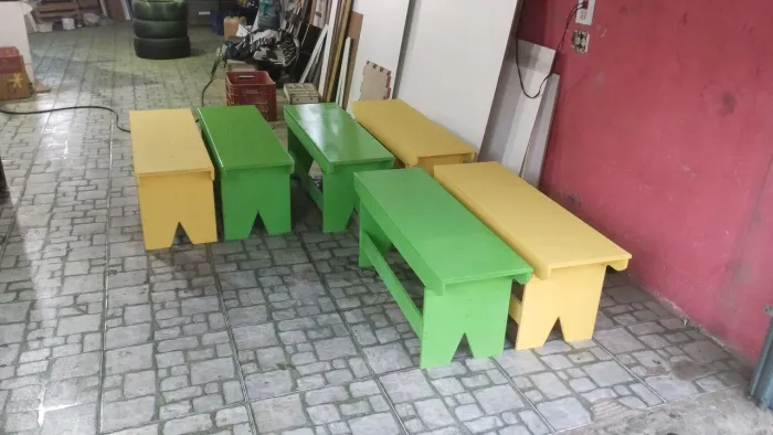 bancos feito em MDF 15m com tinta piso premium.