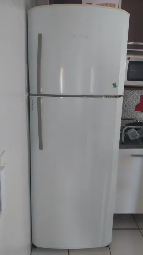 Geladeira espaçosa por dentro e por fora sem nenhuma avaria