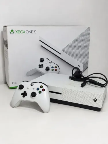 Xbox One S + Um controle - 5 Originais