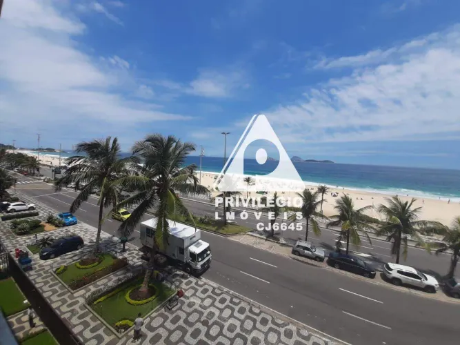 Apartamento Frontal de 382m² em Ipanema: 4 Quartos, 2 Vagas e Vista Deslumbrante