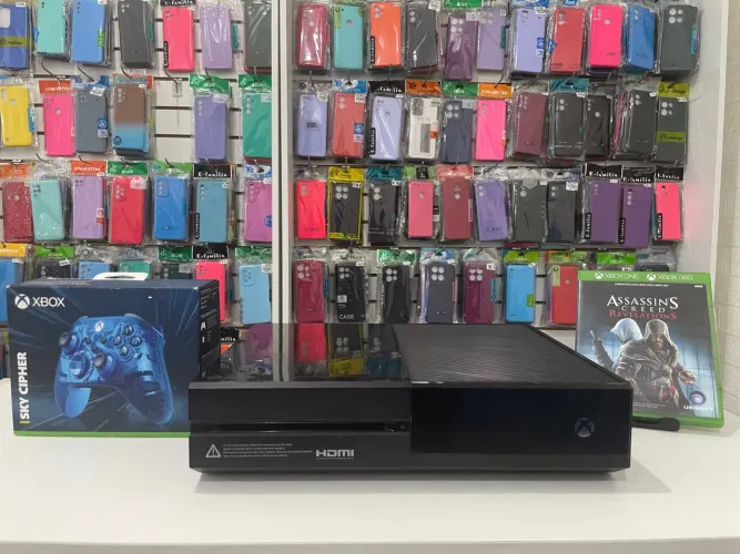 XBOX ONE 500GB Com controle SKY CIPHER e Assasin?s Creed Reveletions
