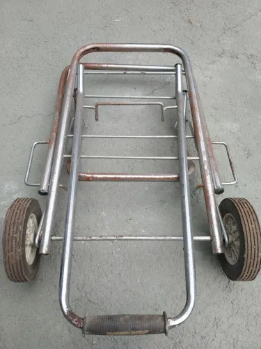 Carrinho, grade de metal e outros