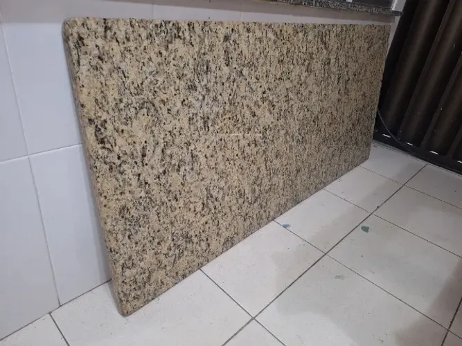 Bancada de Granito Amarelo Ornamental - 1,79m x 80cm x 2,5cm (Canto Boleado)
