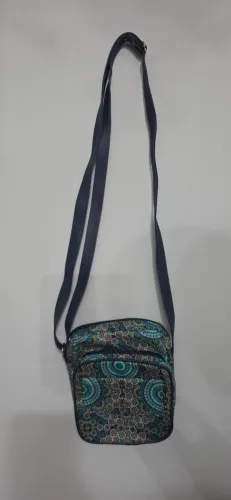 Bolsa azul com desenhos