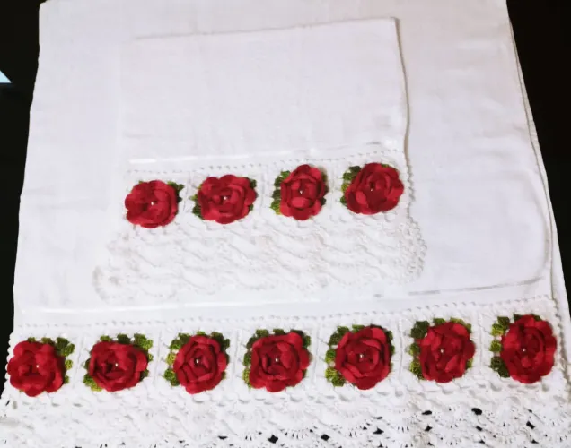 Kit toalhas com barrado em crochê 