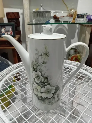 Belíssimo bule de porcelana