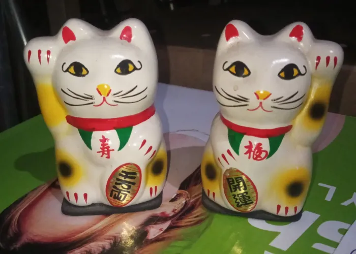 PAR MANEKI NEKO (GATO DA SORTE/FORTUNA) EM CERÂMICA